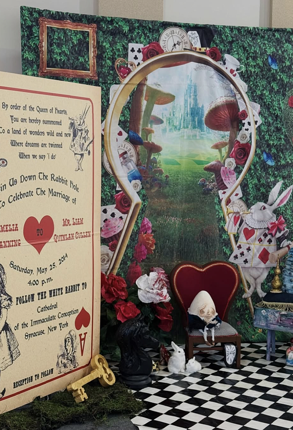 Посещение фотозоны "Алиса в Зазеркалье"